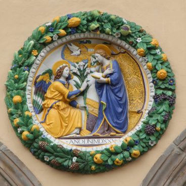 Photo of Giovanni della Robbia, The Annunciation (1525–1529). Glazed terracotta.